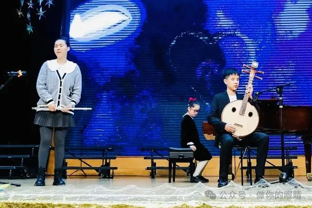 盲校小伙伴与蓝睛灵视障伙伴乐器合奏《萱草花》 Blind school students and lanjingling partners play "Daylily Flower" 盲校小伙伴与蓝睛灵视障伙伴乐器合奏《萱草花》 Blind school students and lanjingling partners play "Daylily Flower"